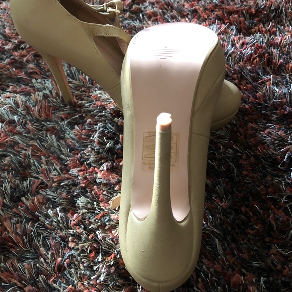 Beige 4” platform heels - Picture 3 of 3